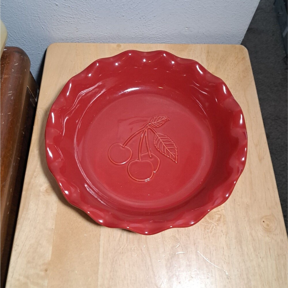 Emile Henry 61.89 Red Ruffled Edge Ceramic Cherry Design Pie Plate